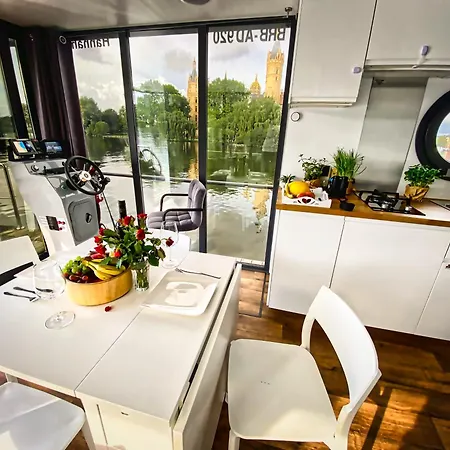 Vindua Marieke - Festlieger Hotel en barco *